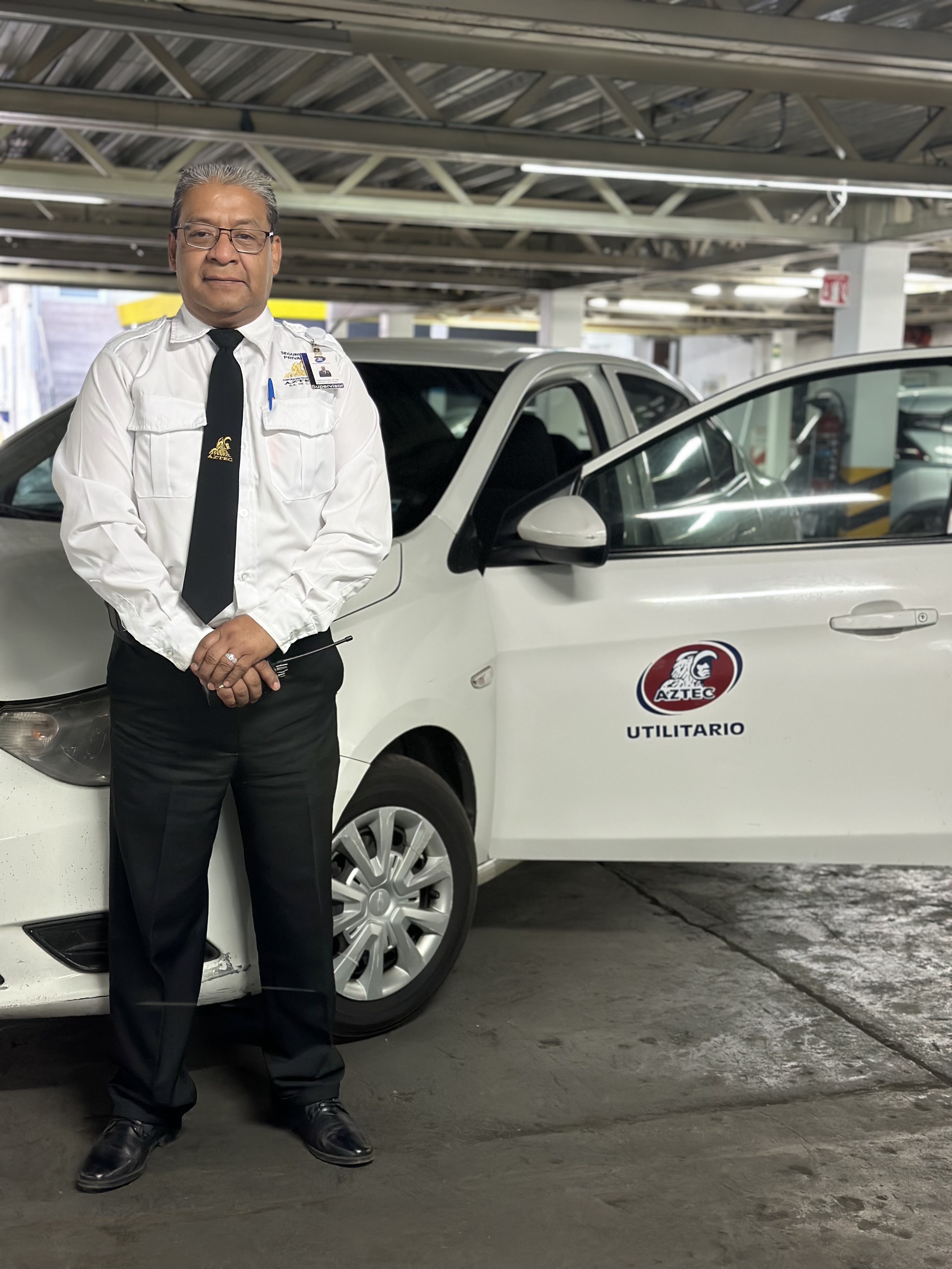 Oficial Aztec con vehículo utilitario