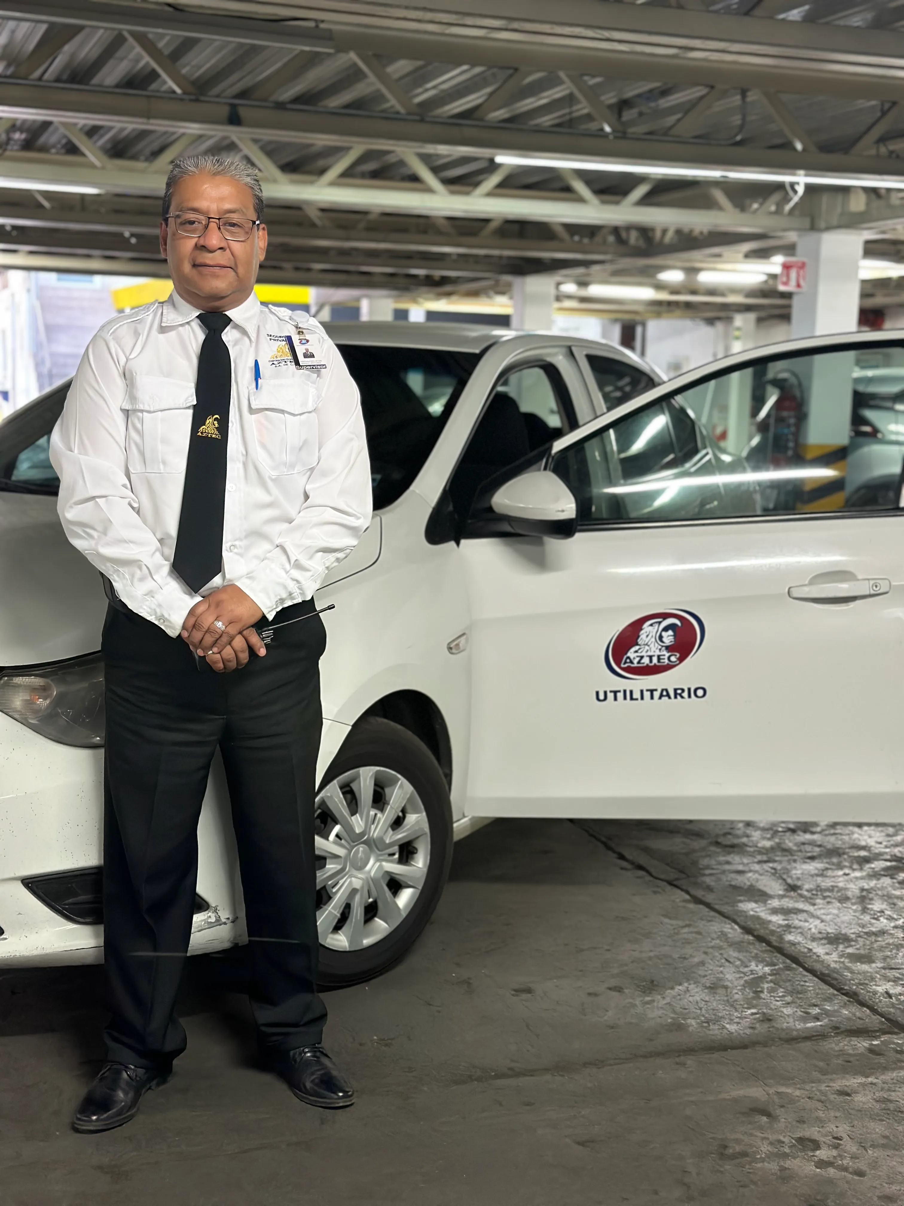 Oficial Aztec con vehículo utilitario