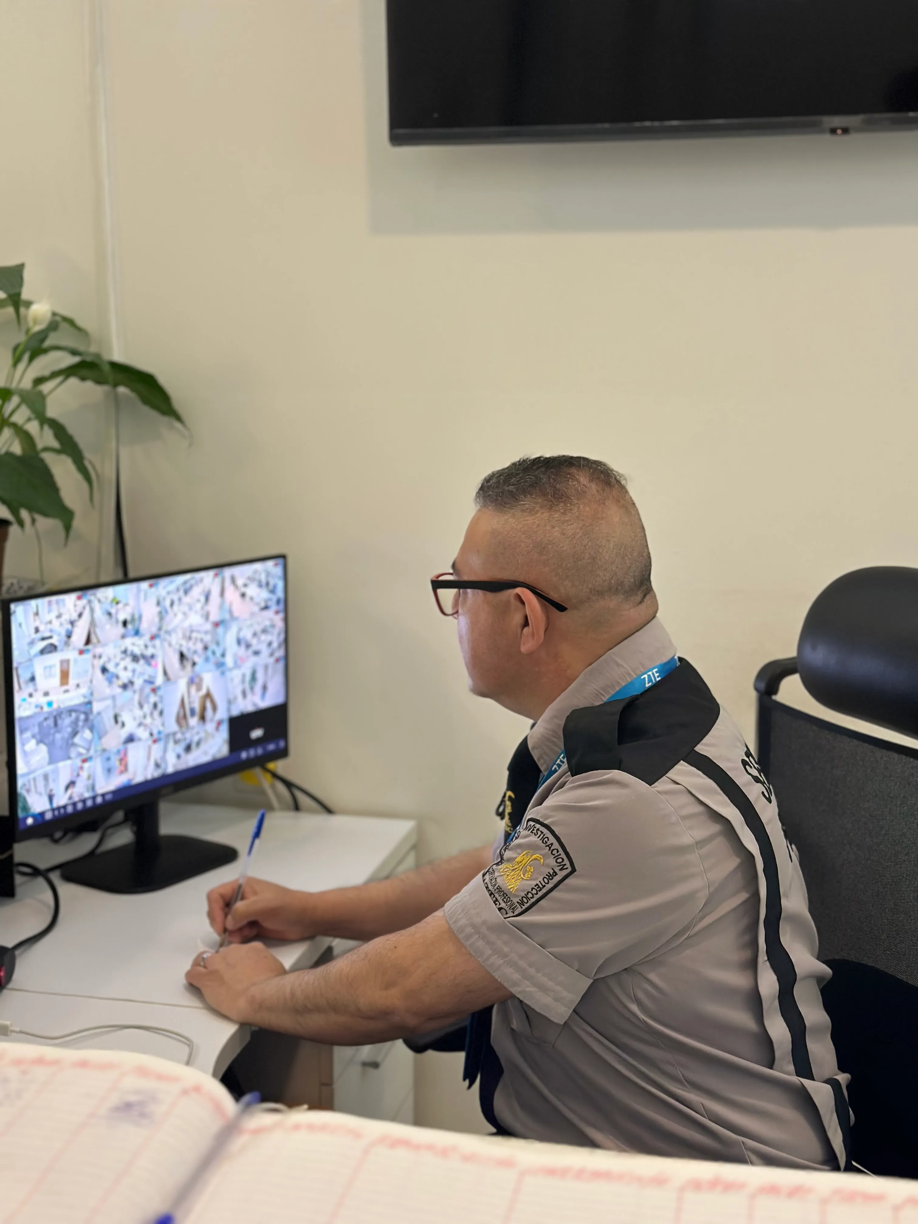 Oficial en centro de comando
