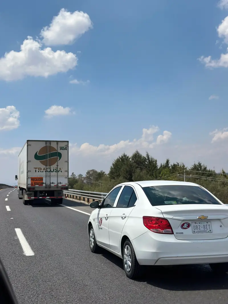 Unidad de custodia de mercancías Aztec escoltando transporte de carga